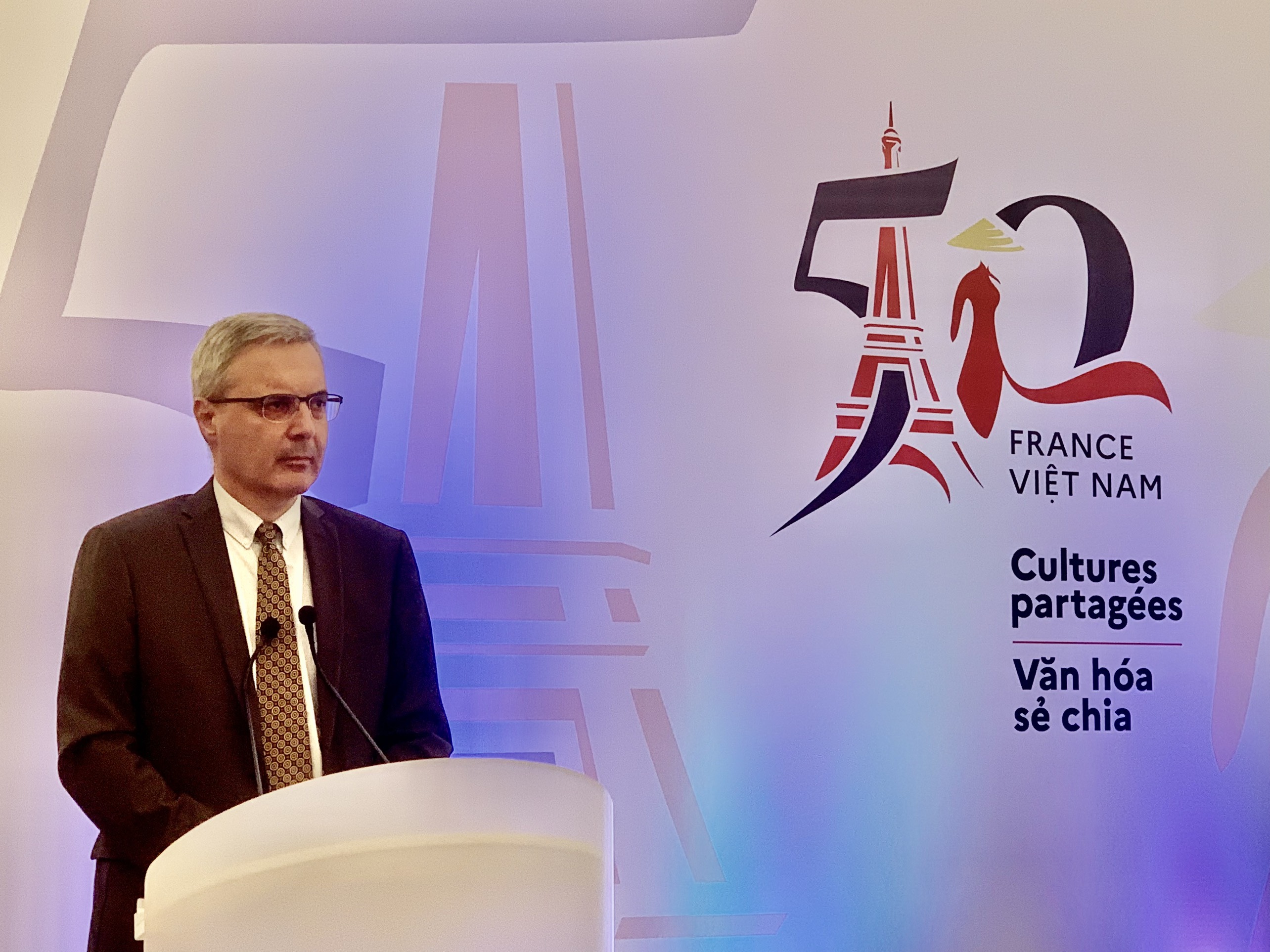Đại sứ Pháp tại Việt Nam Nicolas Warnery chia sẻ tại buổi họp báo giới thiệu những sự kiện kỷ niệm 50 năm thiết lập quan hệ ngoại giao Việt Nam – Pháp